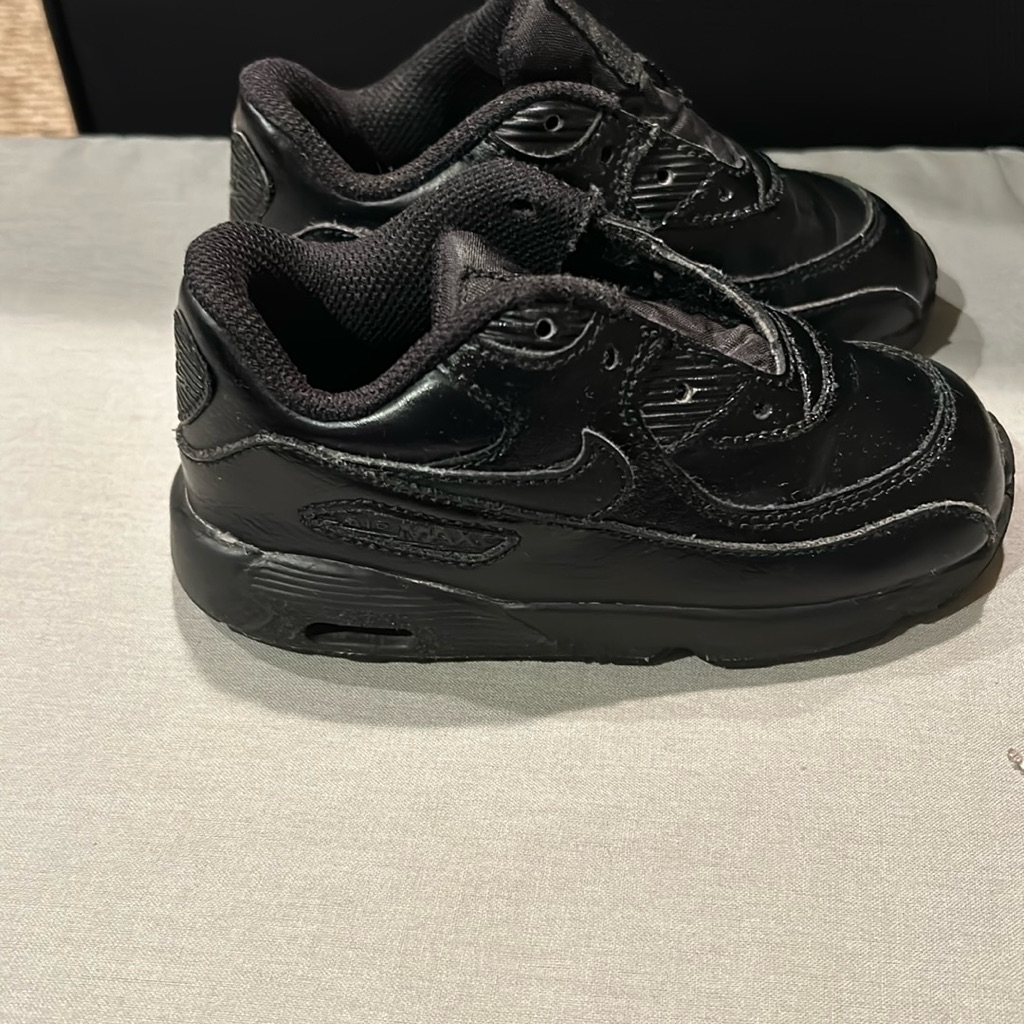 Preowned Youth Black Nike Air Max 8c
